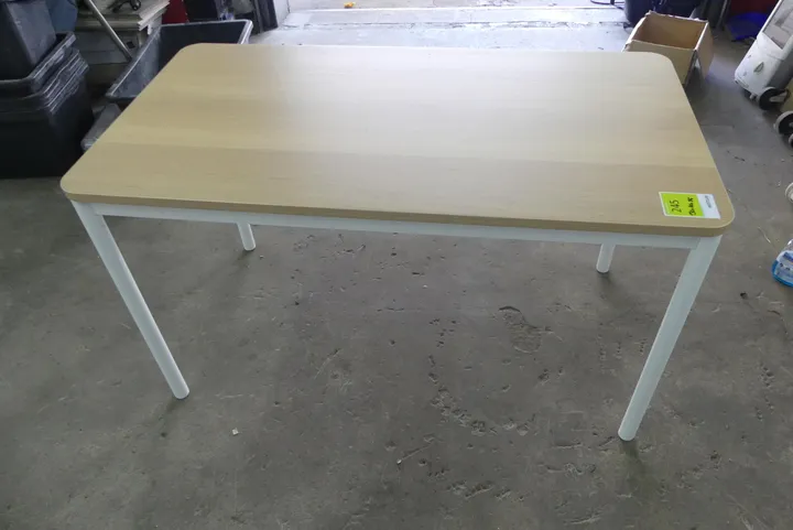 Schreibtisch Maße in cm ca.: 130 x 70 x 75